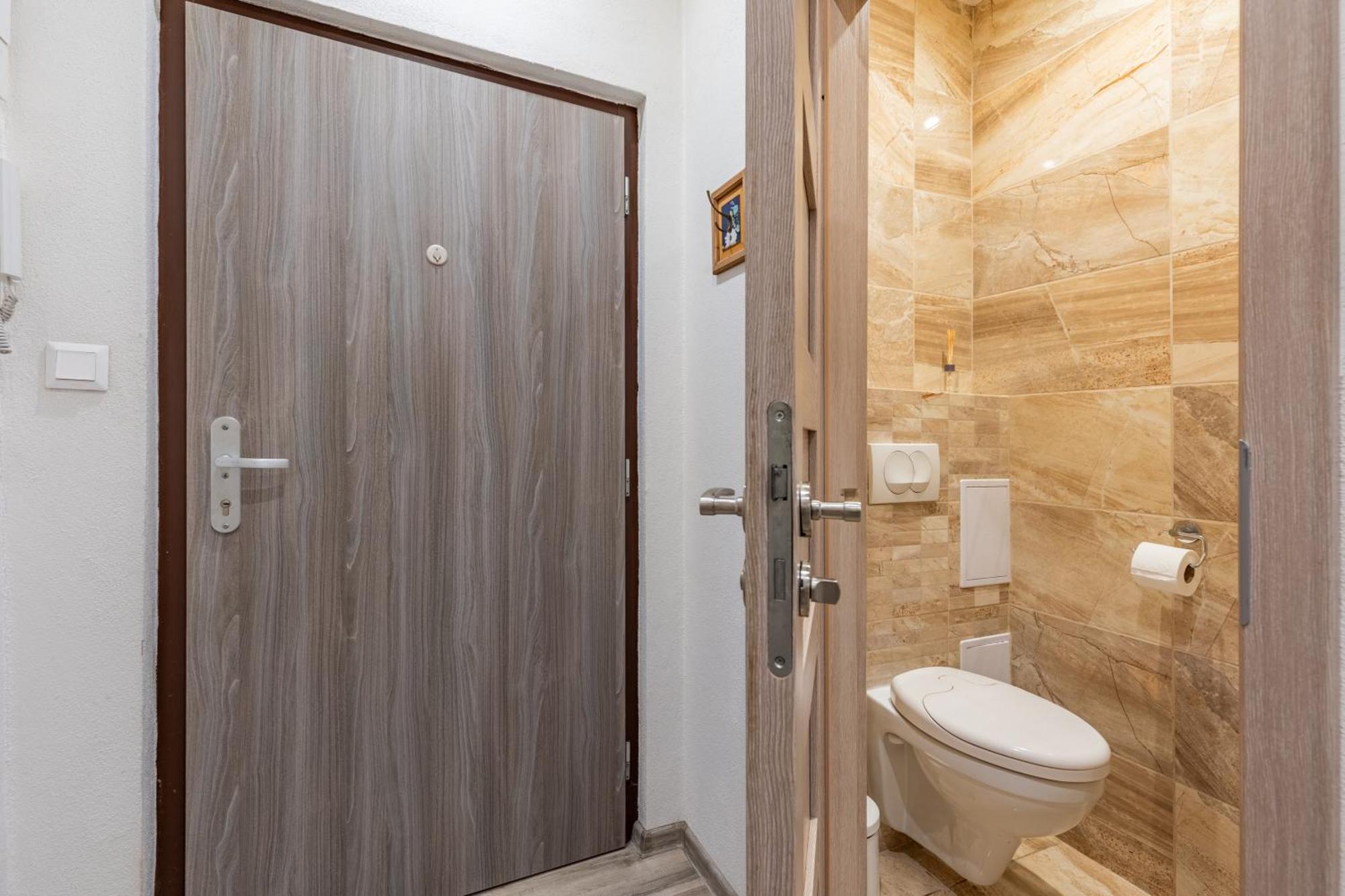 Appartamento Charming Flat, Steps From Castle - Historic Part Bratislava Esterno foto
