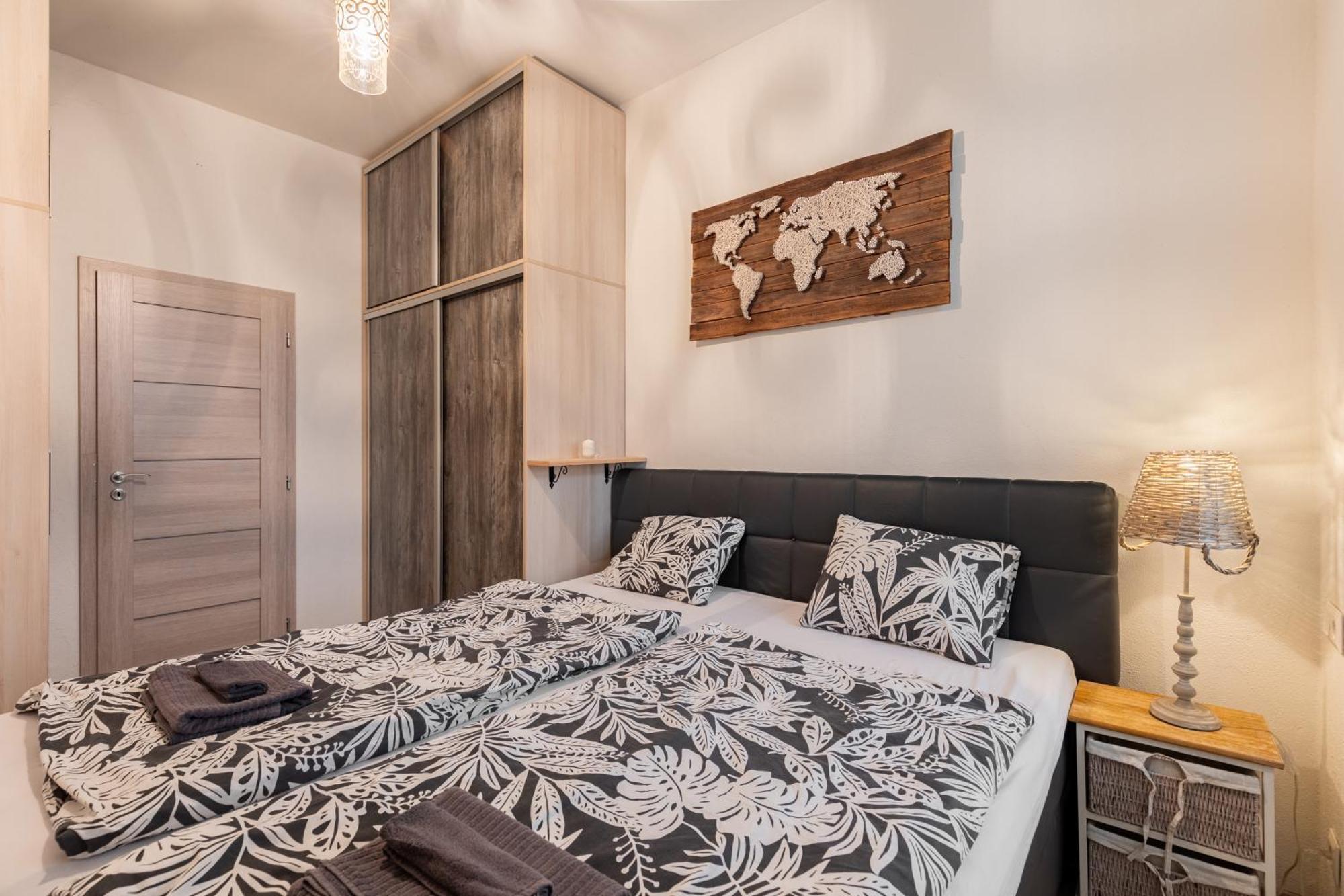 Appartamento Charming Flat, Steps From Castle - Historic Part Bratislava Esterno foto
