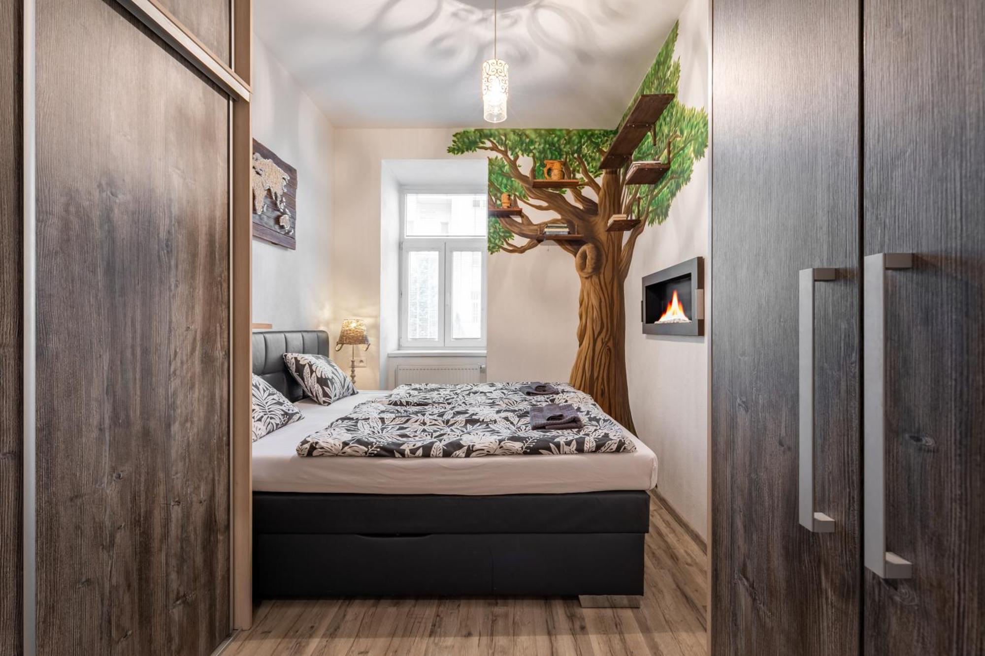 Appartamento Charming Flat, Steps From Castle - Historic Part Bratislava Esterno foto