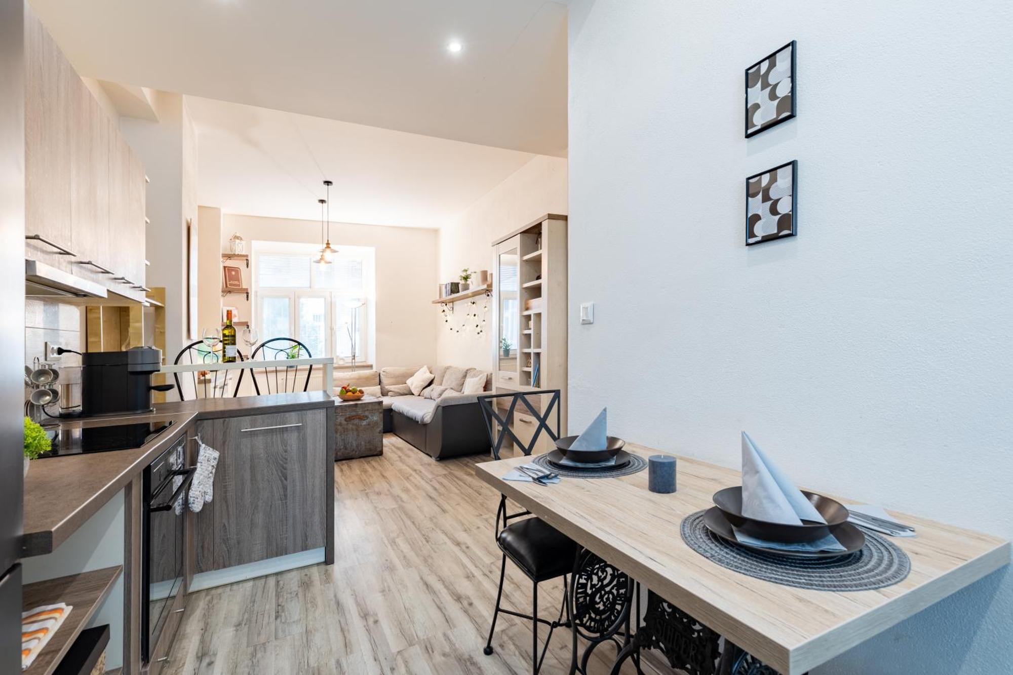 Appartamento Charming Flat, Steps From Castle - Historic Part Bratislava Esterno foto