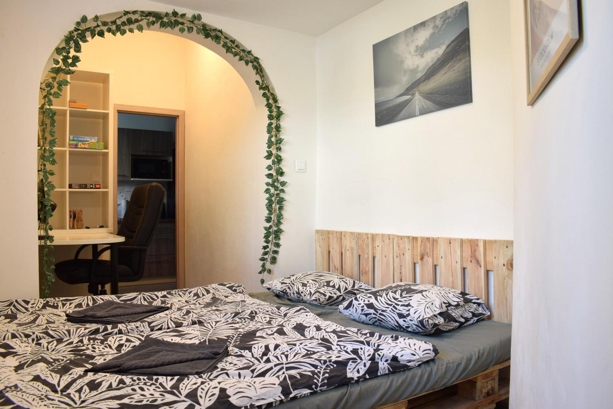 Appartamento Charming Flat, Steps From Castle - Historic Part Bratislava Esterno foto
